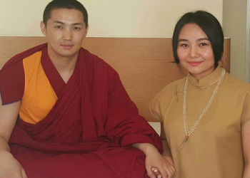 Дуучин Х.Мөнгөнцэцэг, Нарванчин гэгээнтэнтэй яагаад хөтлөлцөв