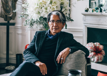 Загвар зохион бүтээгч Кэнзо агсны 400 орчим эд хогшлыг зарсан дуудлага худалдаа 7 цаг үргэлжилжээ