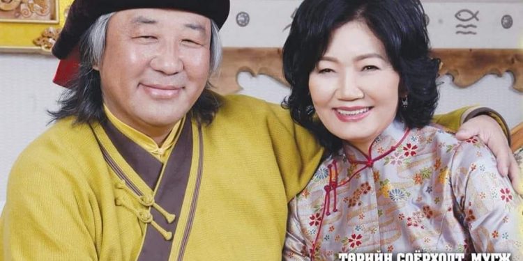 Нинжбадгар бол Сосорбарам гэдэг эрүүл ч юм шиг, солиотой ч юм шиг хүнтэй ханилж, наждаа эдэлж яваа