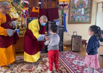 Ялгуусан хутагт 100 гаруй хүүхдэд номын цуглуулга гардууллаа