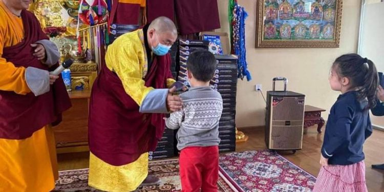 Ялгуусан хутагт 100 гаруй хүүхдэд номын цуглуулга гардууллаа