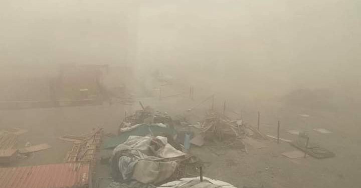 Хүчтэй шуурганы улмаас Говь-Алтай аймгийн Есөнбулаг суманд 15 өрхийн гэр нурж, 13 автомашины шил хагарчээ