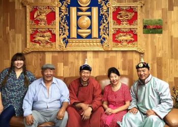 А.Сүхбат аваргын авааль эхнэр Б.Баясгалан: Бөхийн генийг авч үлдэх гэсэн залуу бүсгүйчүүдийг ойлгодог