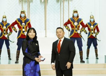 Сувилагч Ц.Оюун: Хамгаалалтын хувцас өмссөн үед ус уух, бие засах ямар ч боломжгүйгээр 15-16 цаг ажилладаг