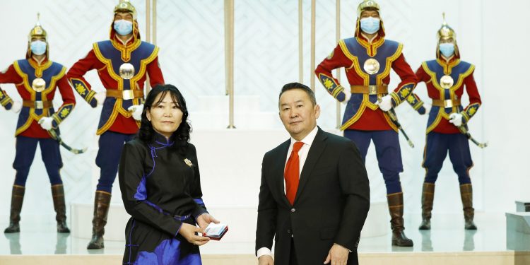 Сувилагч Ц.Оюун: Хамгаалалтын хувцас өмссөн үед ус уух, бие засах ямар ч боломжгүйгээр 15-16 цаг ажилладаг