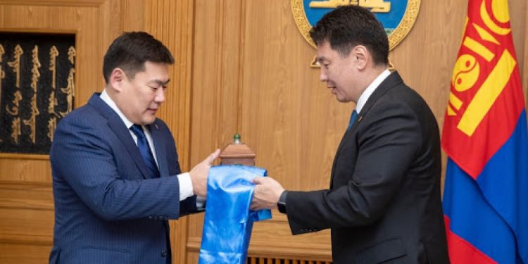 Ерөнхий сайд Л.Оюун-Эрдэнэ МАН-ын тамгыг нэхэв