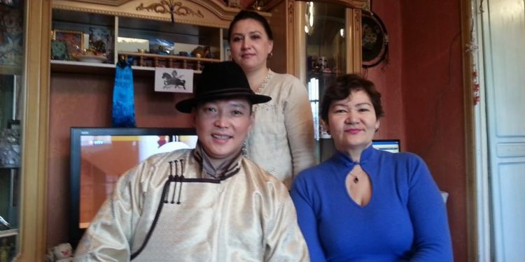 МУСТА жүжигчин Чоймболын Болд Орос гэргийтэй