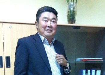 С.Батболд бид хоёр “Азийн бирж”  байгуулж 1991 онд 5000 залуучуудад зах зээлийн “А” үсэг зааж байлаа