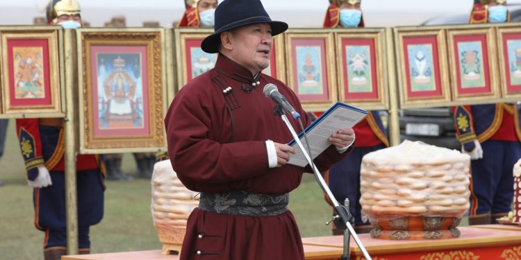 Баянхонгор аймгийн нутагт орших Их Богд хайрхны тэнгэрийг тайх анхны төрийн тахилгын ёслол боллоо