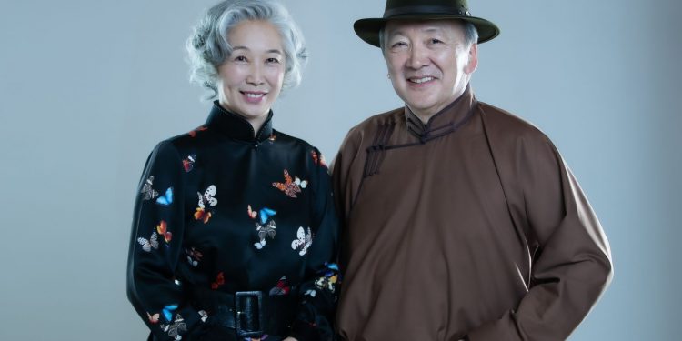 Д.Оюунцэцэг: Нөхөр маань ирэхдээ хайрцагтай номнууд, номынхоо том бор шүүгээг морин тэргэн дээр ачаад ирж билээ