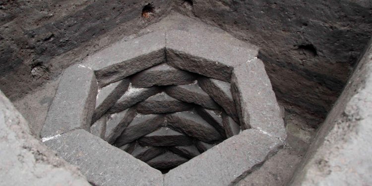 Уйгарын хааны ордны худаг устайгаа олджээ