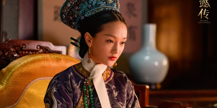 Жүжигчин Zhou Xun зураг авалттай үедээ 2 тэрбумын машиндаа байрладаг