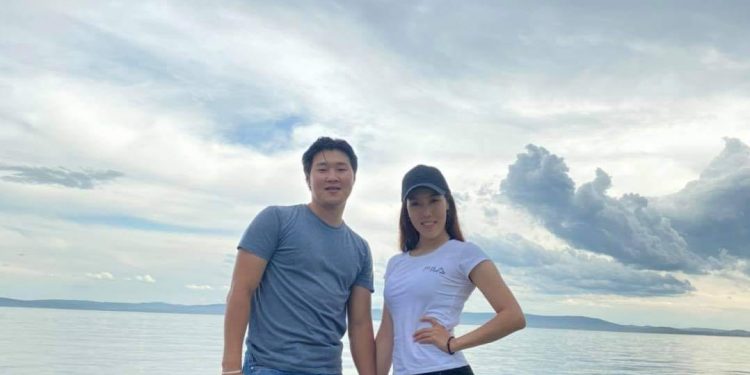 “Ододтой бүжиглэе” шоунаас төрсөн хос хамтдаа амарч байна