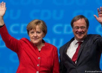 Эмгэнэл илэрхийлэх үеэр инээсэн гэж Ангела Меркелийн халааг авах улстөрч шүүмжлүүлж байна