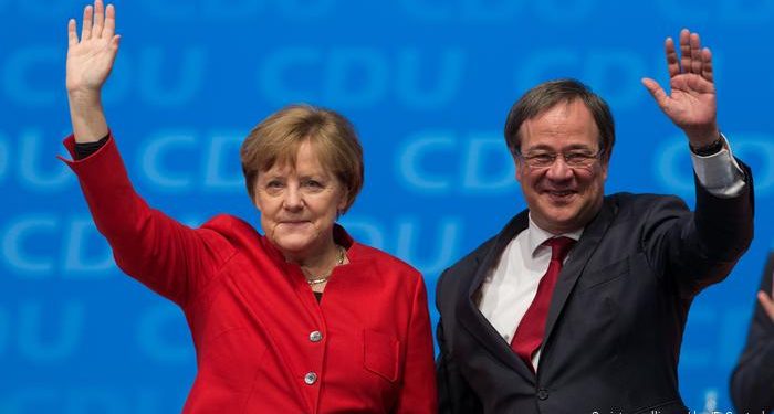 Эмгэнэл илэрхийлэх үеэр инээсэн гэж Ангела Меркелийн халааг авах улстөрч шүүмжлүүлж байна