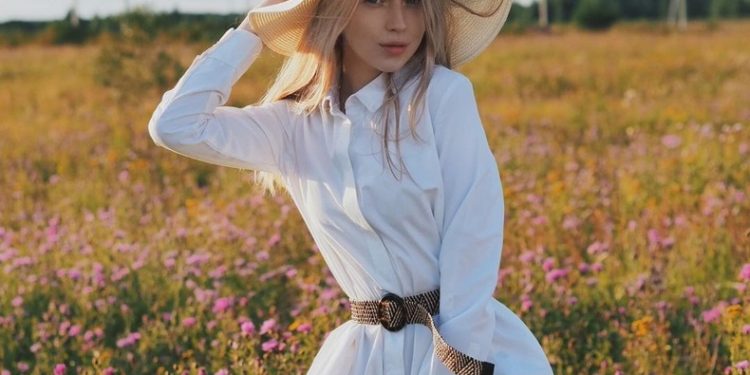 Дэлхийн хамгийн гоолиг бэлхүүстэй охин