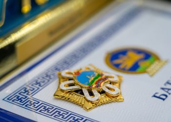 Ерөнхийлөгч У.Хүрэлсүх “Номин холдинг”-ийг Алтан гадасаар шагналаа
