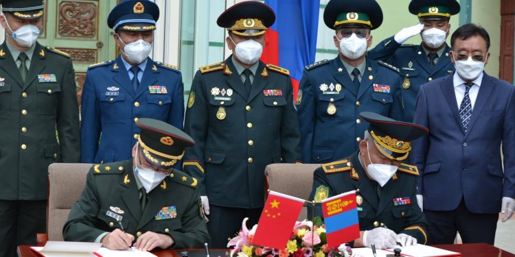 ХЯТАДЫН БАТЛАН ХАМГААЛАХ ЯАМНААС ХХЕГ-Т ЦЭРГИЙН БУЦАЛТГҮЙ ТУСЛАМЖААР АВТОМАШИН ӨГЛӨӨ