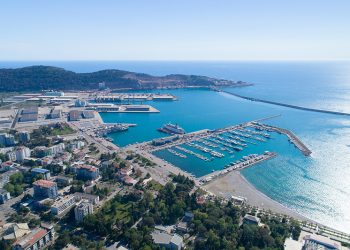 Хятад заль мэх, мөнгөөр дэлхийн гол худалдааны боомтуудыг эзлэн авч байна