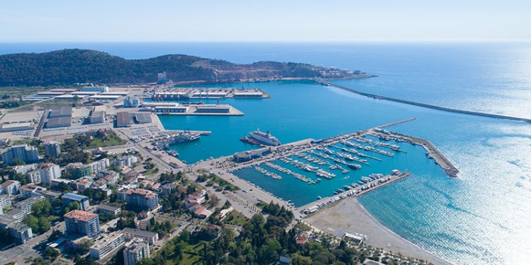 Хятад заль мэх, мөнгөөр дэлхийн гол худалдааны боомтуудыг эзлэн авч байна