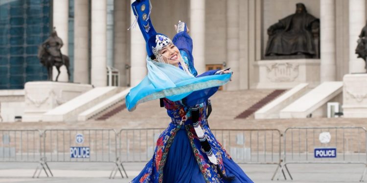 Бүжигчин М.Бямбаа багадаа ундаа зардаг байжээ