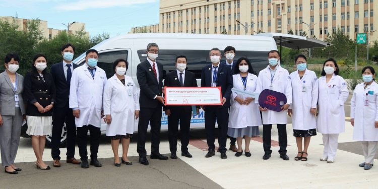 Түрүү бөхөд олгодог шагналаа ЭХЭМҮТ-д хандивлалаа