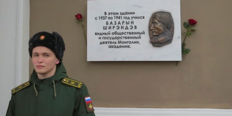 Б.Ширэндэвийн дурсгалын самбарыг Эрхүү хотын их сургуулийн байранд байрлуулав