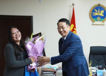 БШСУ-ын сайд нэг тэрбумын хэмнэлт хийсэн ажилтнаа шагнав