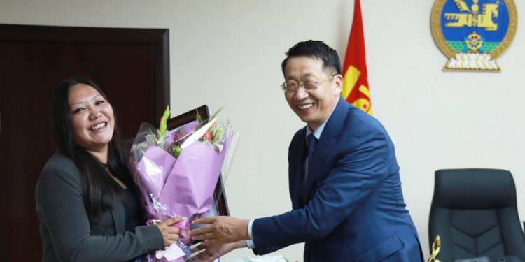 БШСУ-ын сайд нэг тэрбумын хэмнэлт хийсэн ажилтнаа шагнав