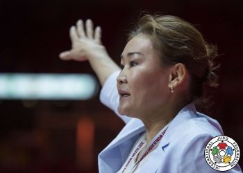 Дасгалжуулагч Х.Эрдэнэт-Одоос болж Ерөнхий сайдын онгоц 8 минут хойшилжээ