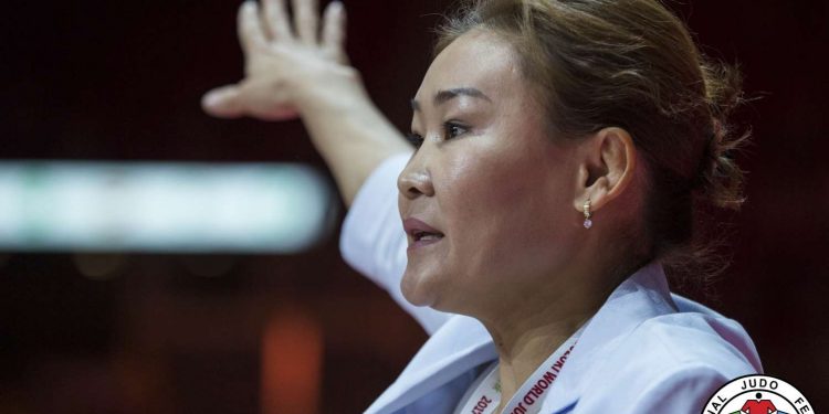 Дасгалжуулагч Х.Эрдэнэт-Одоос болж Ерөнхий сайдын онгоц 8 минут хойшилжээ