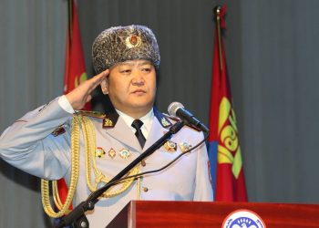 Бригадын генерал С.Ганбатыг 461-р ангид цагдан хорьж, 500 мянган ам.доллар хураан авчээ