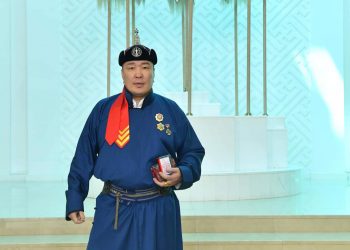 Чамаас илүү нэртэй мөртэй амьдарсан бэрийнхээ одоо ясыг нь амраачихаж болохгүй юм уу…