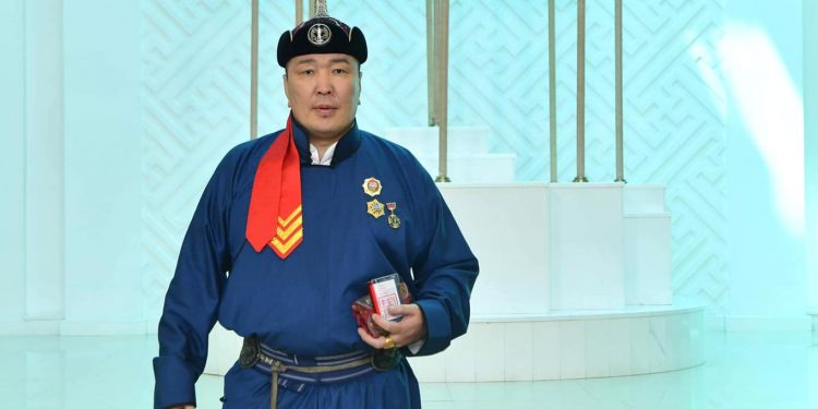 Чамаас илүү нэртэй мөртэй амьдарсан бэрийнхээ одоо ясыг нь амраачихаж болохгүй юм уу…