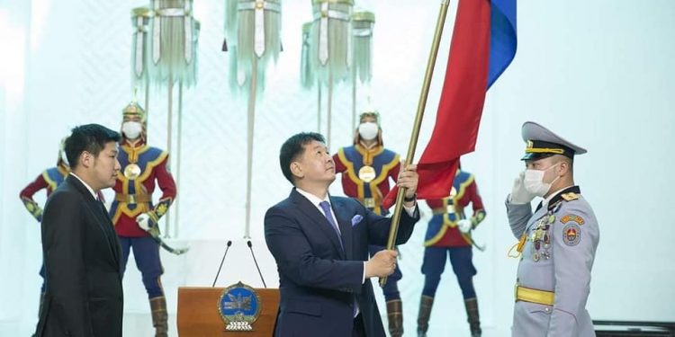 ЕРӨНХИЙЛӨГЧ У.ХҮРЭЛСҮХ ОЛИМПИЙН БАГ ТАМИРЧДАД ТӨРИЙН ДАЛБАА ГАРДУУЛАН ӨГЛӨӨ