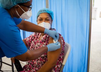 Гайтид анх удаа вакцин очиж улаан бүсийн сувилагч хийлгэв