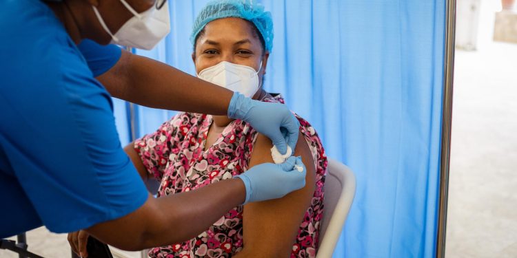 Гайтид анх удаа вакцин очиж улаан бүсийн сувилагч хийлгэв