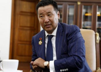 Монголчууддаа морин тойруулга барьж өгөх гээд олон жилийн турш олон тэрбум төгрөг зарцуулаад явж байна