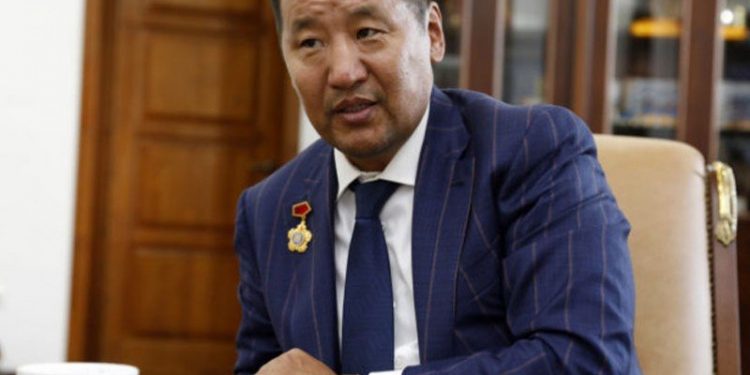 Монголчууддаа морин тойруулга барьж өгөх гээд олон жилийн турш олон тэрбум төгрөг зарцуулаад явж байна