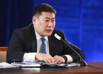 Ерөнхий сайдаасаа болгоомжил!