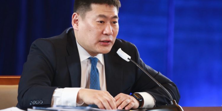 Ерөнхий сайдаасаа болгоомжил!