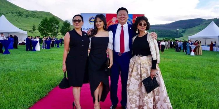 “Гурван охин” хамтлагийн ахлагч Д.Солонго ханьтай боллоо