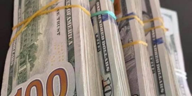 УИХ-ын гишүүн Н.Учралын туслах боодол доллар гаргаж гайхуулав