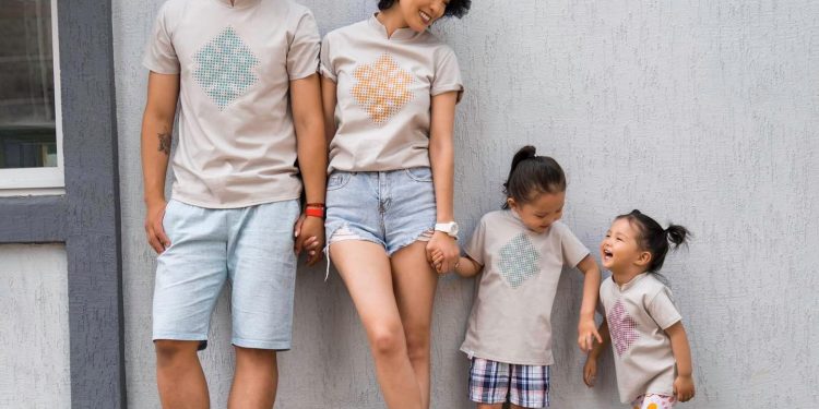 С.Сарнай гэр бүлээрээ модель болжээ