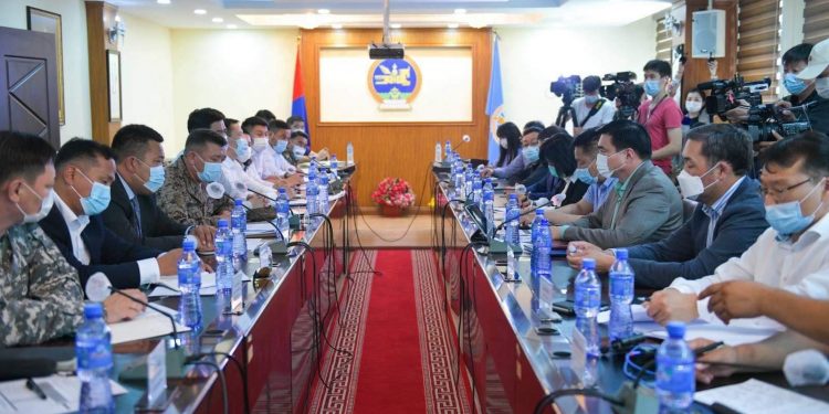 Эрээнд саатсан ачаа барааг татан авахаар 50 вагон явуулж эхэллээ