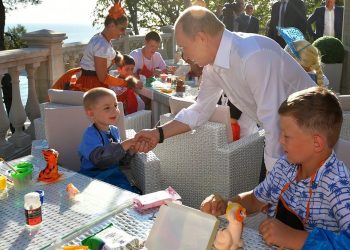 ОХУ 6-18 насны сурагчдад 10 мянган рублийн тэтгэмж олгоно