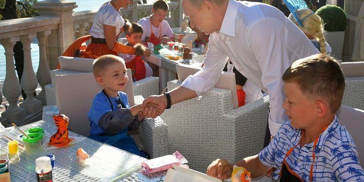 ОХУ 6-18 насны сурагчдад 10 мянган рублийн тэтгэмж олгоно