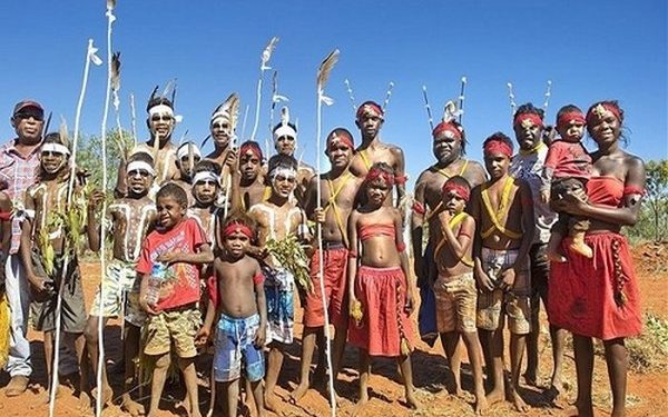 Австрали уугуул иргэдээсээ уучлал гуйж, нэг хүнд 75000 австрали доллар өгнө