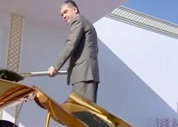 Бердымухамедов алтаар шав тавьж алтан хүрзээр бетон хутгав