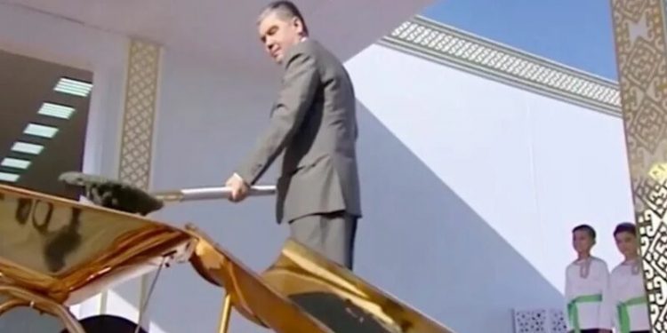 Бердымухамедов алтаар шав тавьж алтан хүрзээр бетон хутгав